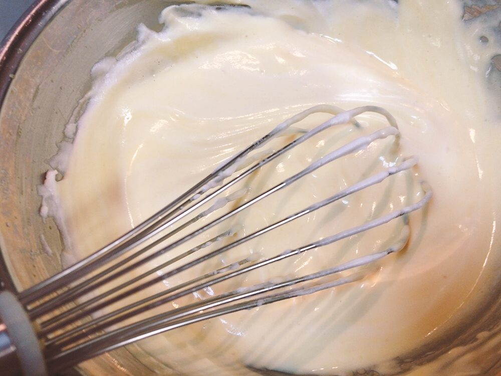 シフォンケーキの泡締めしたメレンゲと卵黄生地を混ぜる