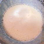 シフォンケーキの卵黄生地に卵黄・牛乳・米油が混ざったらバニラオイル/ペーストを入れる