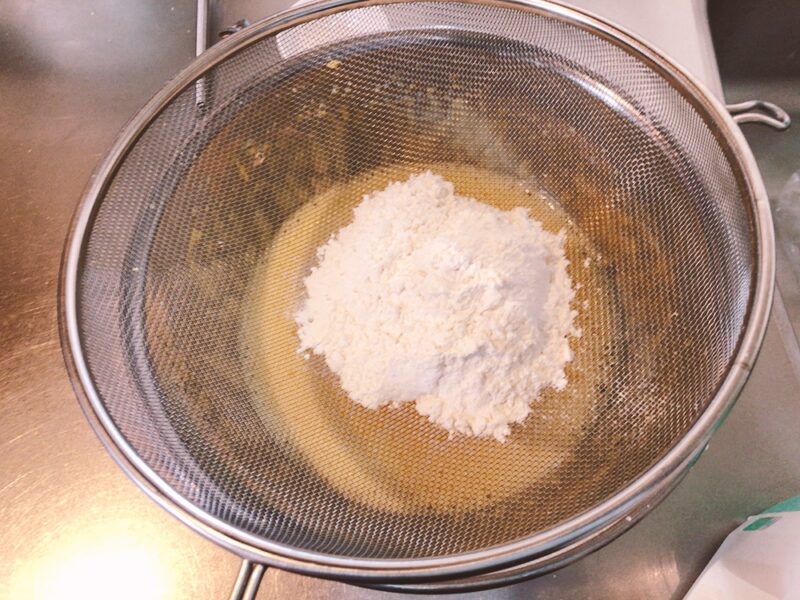 シフォンケーキの卵黄生地に薄力粉を入れてさらに混ぜる