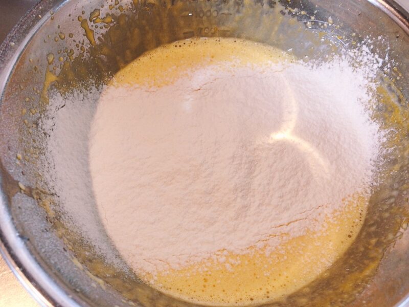 シフォンケーキの卵黄生地に薄力粉を投入する
