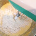 シフォンケーキの卵黄生地に薄力粉を混ぜる