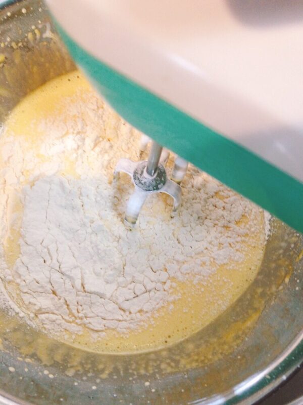 シフォンケーキの卵黄生地（卵黄と薄力粉）をハンドミキサーで混ぜる
