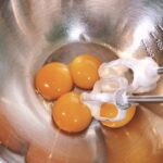 シフォンケーキの卵黄生地を作る ハンドミキサーで卵黄を混ぜる