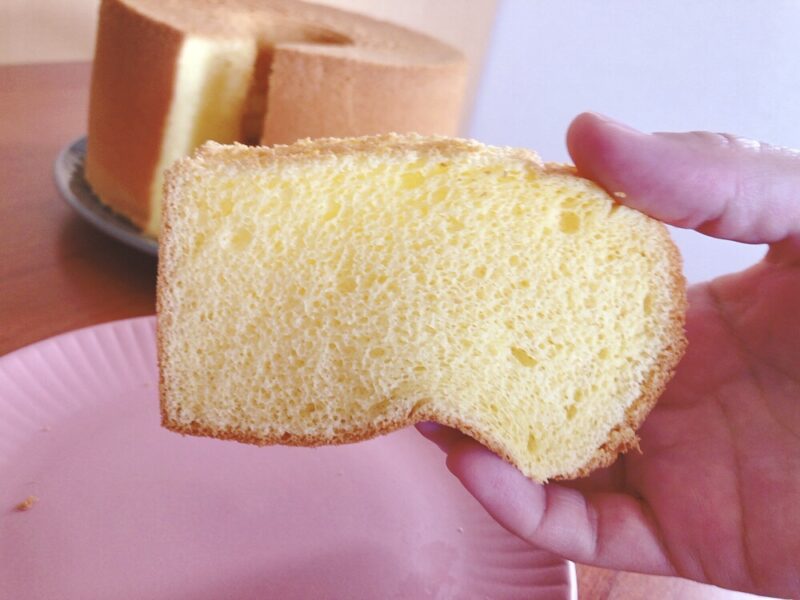 シフォンケーキを持つと折れ曲がる程に柔らかいです。触る度にシュワッと音がなるふわふわしっとりシフォンケーキです