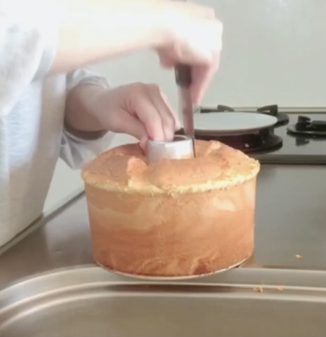 シフォンケーキの中筒に密着するように垂直にナイフを入れる