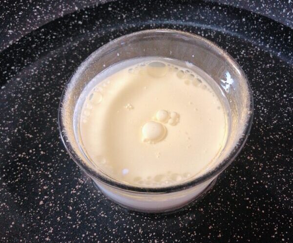 チョコシフォンケーキ下準備牛乳+ヨーグルト+米油(以後、水分＋油分と表現します)を熱めの湯煎にかけて温めておく