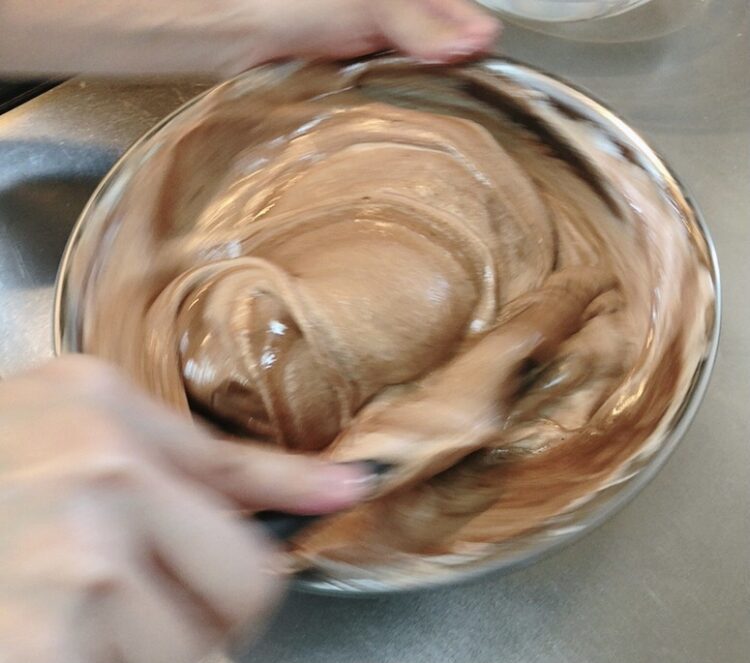 チョコシフォンケーキ　卵黄生地とメレンゲを混ぜるところ