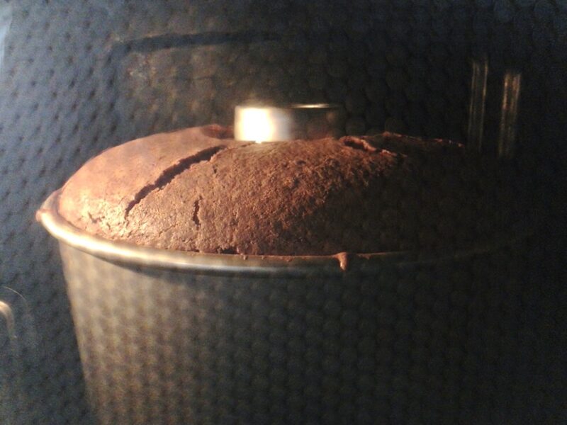 チョコシフォンケーキ　オーブン焼き始め10分　割れ目が出てくる
