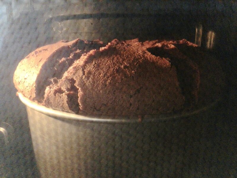 チョコシフォンケーキ　オーブン焼き始め20分　最大に大きく膨らむところ