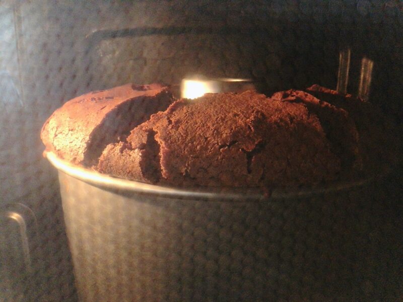 チョコシフォンケーキ　オーブン焼き上がり1分前　30分焼きました