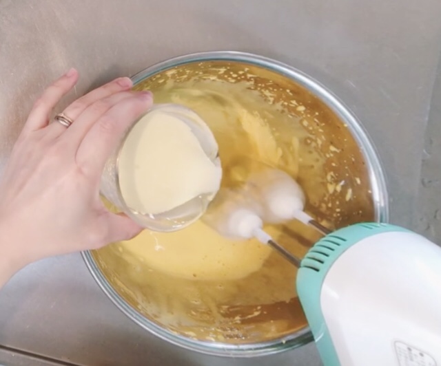 チョコシフォンケーキ　卵黄生地作り（水分油分）水分＋油分を少しずつ入れて混ぜる