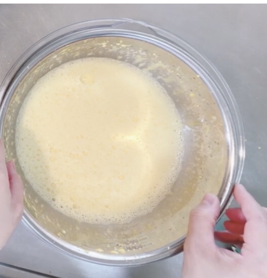チョコシフォンケーキ　卵黄生地作り（水分油分）　卵黄生地をボールに浮かべる