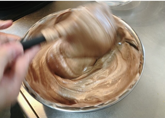 チョコシフォンケーキ　卵黄生地とメレンゲの混ぜ方