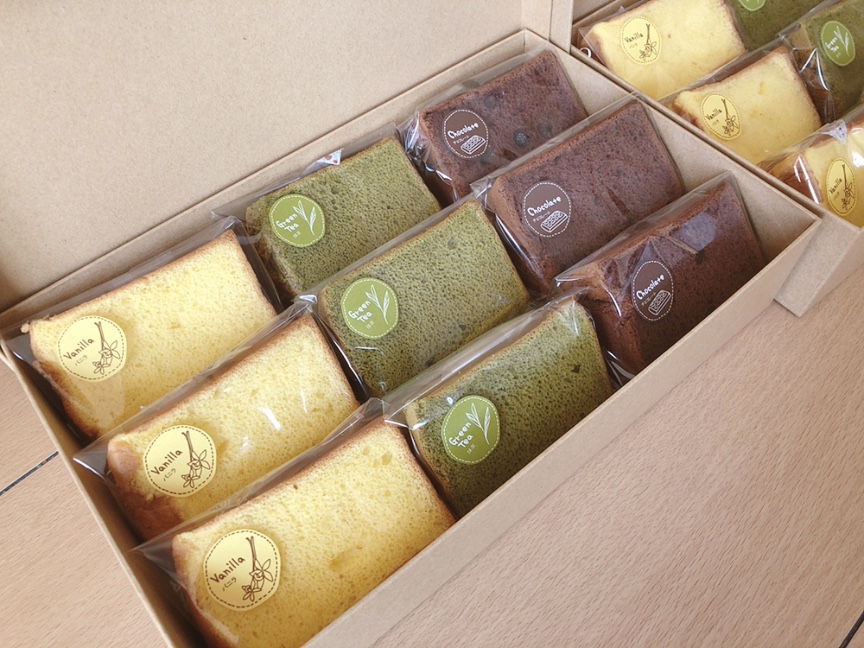 シフォンケーキをカットして渡す場合は、乾燥防止と食べやすさから、1カットずつ包みます。